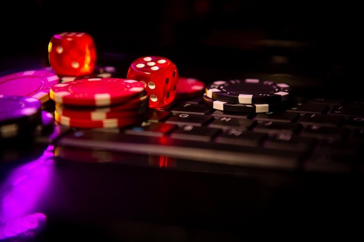 Mobile screen showing player decision buttons and dealer hand